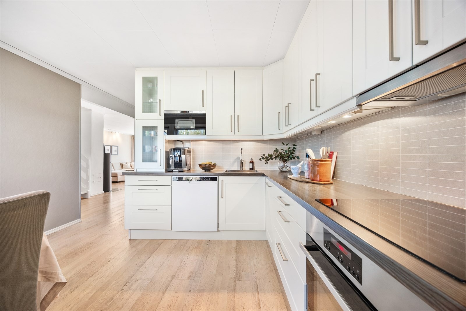 Kjøkkenet er adskilt fra stuen og har rikelig med både skap - og benkeplass Galleribilde