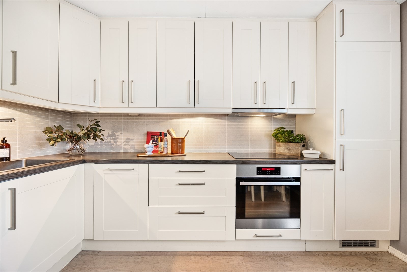 Alle hvitevarer på kjøkkenet medfølger. Integrert kjøleskap, integrert mikro, induksjonstopp, integrert ovn samt frittstående oppvaskmaskin (fra 2025).- Her kan man flytte rett inn! Galleribilde