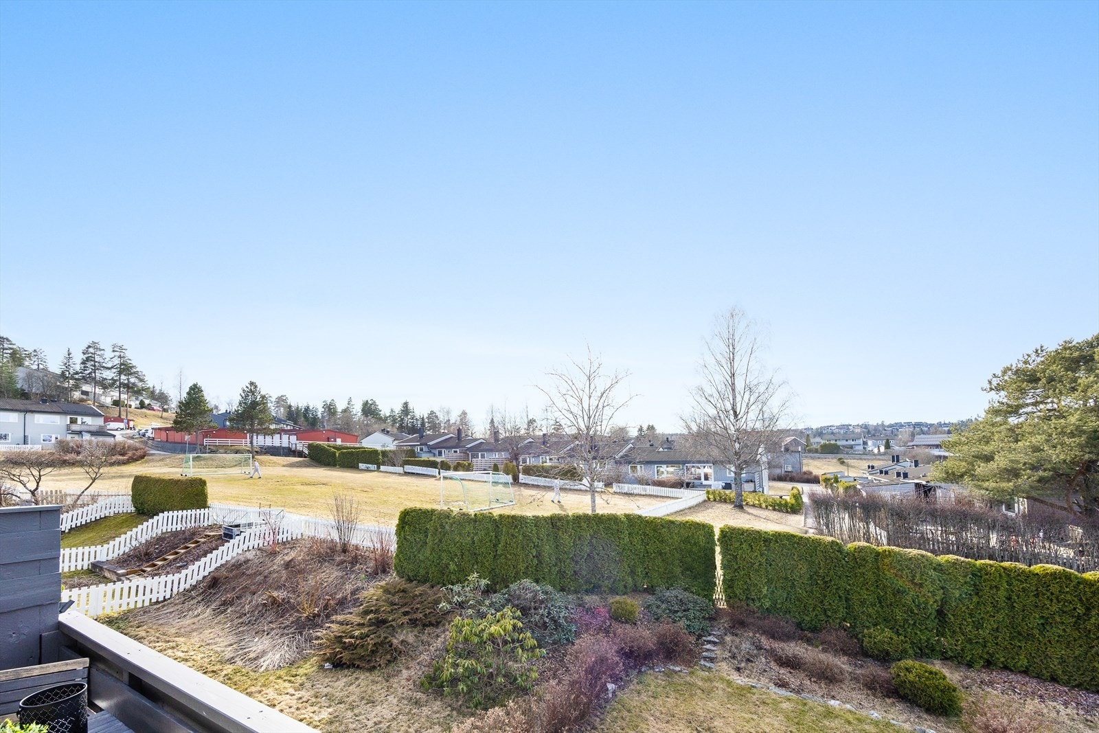 Fint utsyn mot grøntarealer - med lite innsyn. Galleribilde