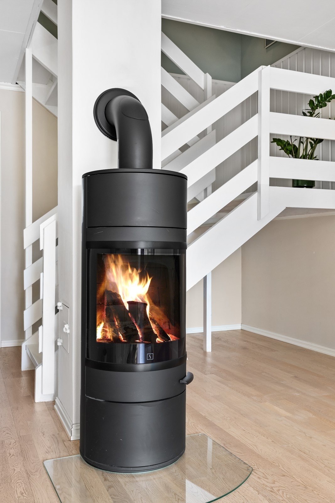 Ved trappen er det montert en effektiv peisovn fra 2016 Galleribilde