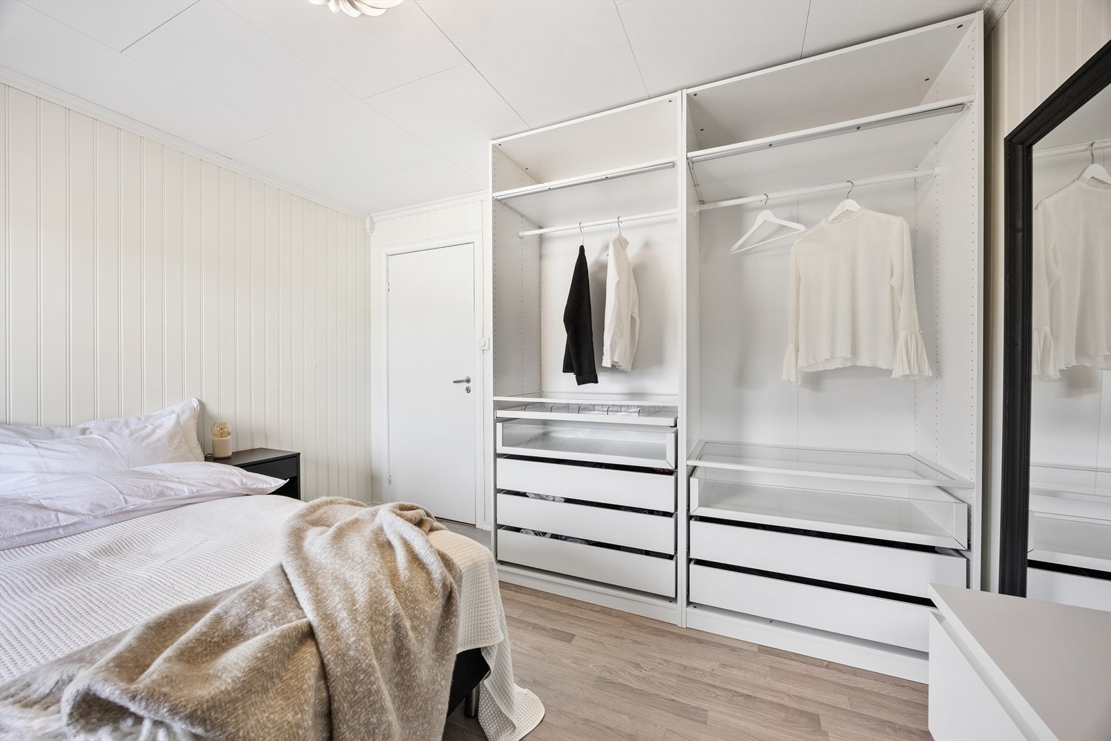 Her er det etablert åpen garderobeløsning. Galleribilde