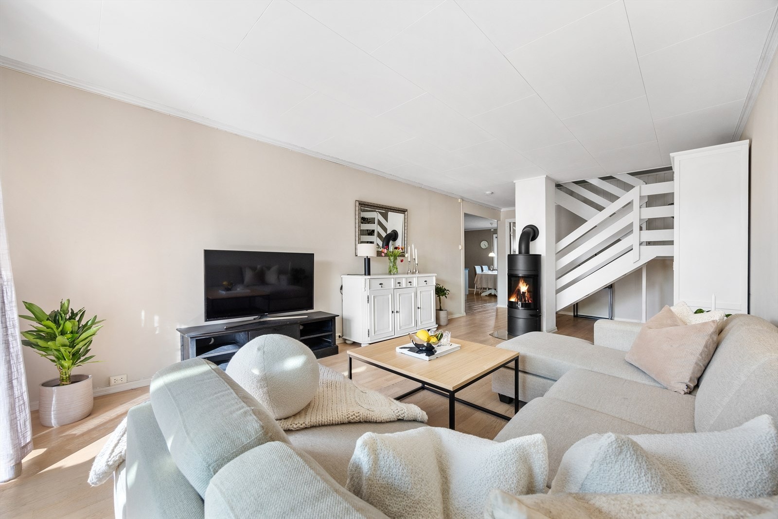 Stuen er den naturlige samlingsplassen for familien, og da er det ekstra behagelig at den er såpass romslig og enkel å møblere. Ingen innsyn i stuen er hverdagsluksus man fort setter pris på. Galleribilde