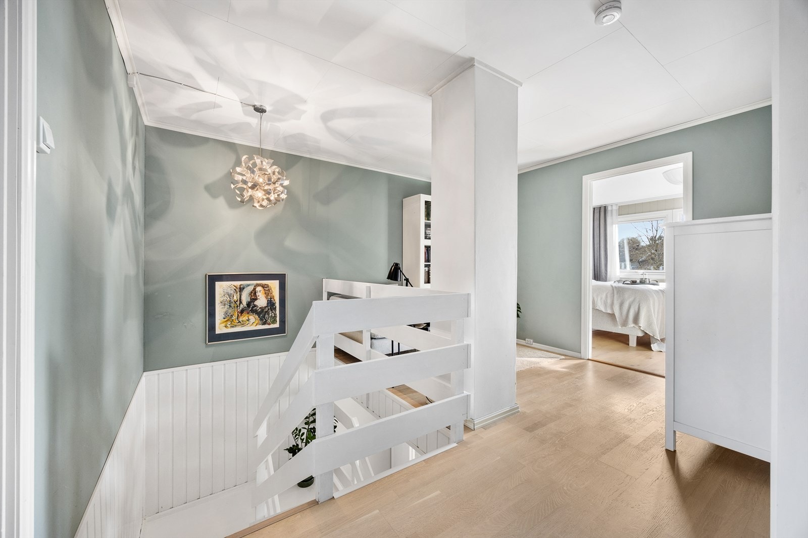 I husets andre etasje finner vi tre gode soverom, et bad og stue. Herifra er det også tilgang til loftet, som har godt med plass til lagring. Galleribilde