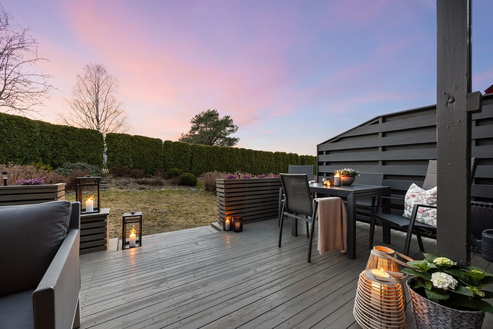 I mellom buskene skjuler en port med utgang til fotballbanen/store grøntarealer Galleribilde