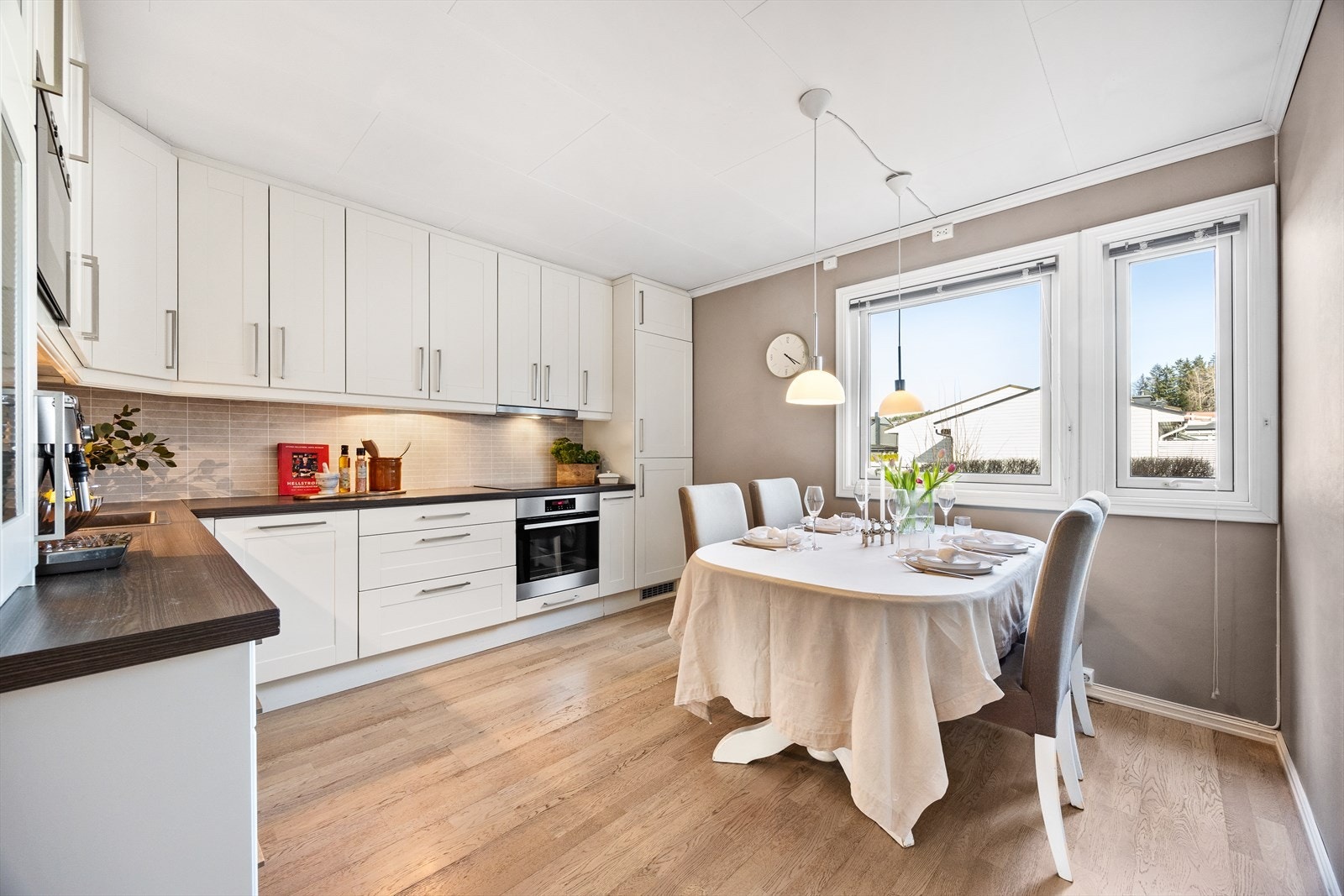 Innredning med profilerte fronter, benkeplate i laminat med kum og beskyttelsesplate over benk Galleribilde