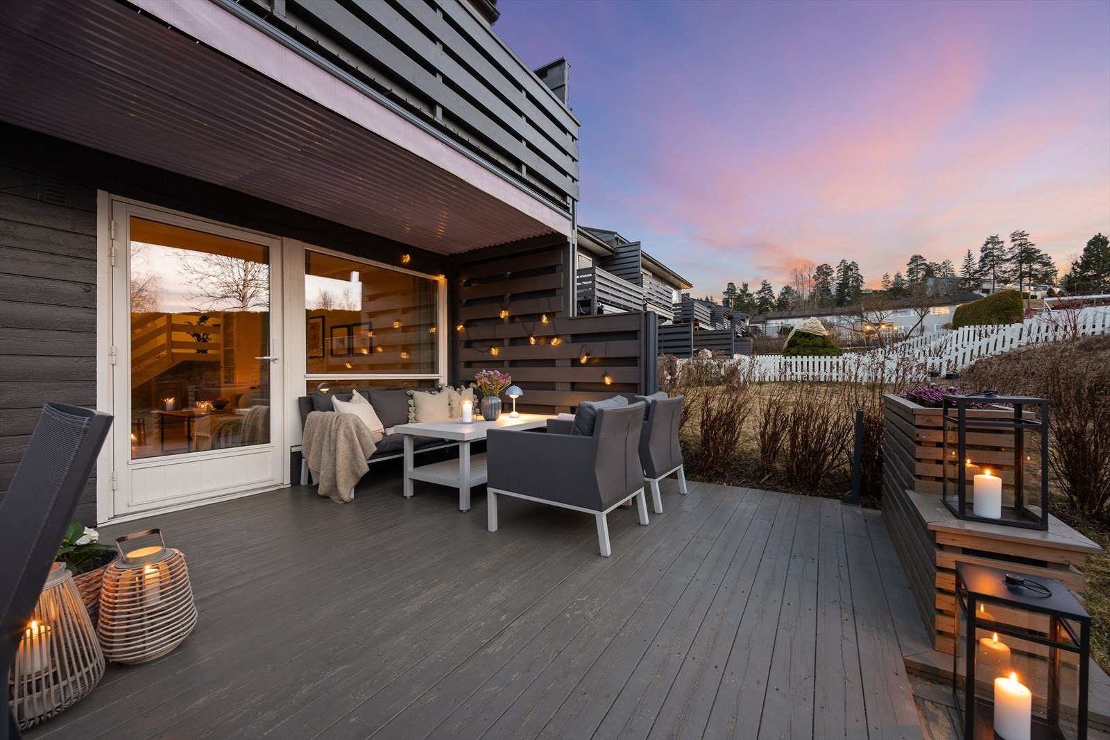 24 kvm terrasse utenfor stuen. Galleribilde