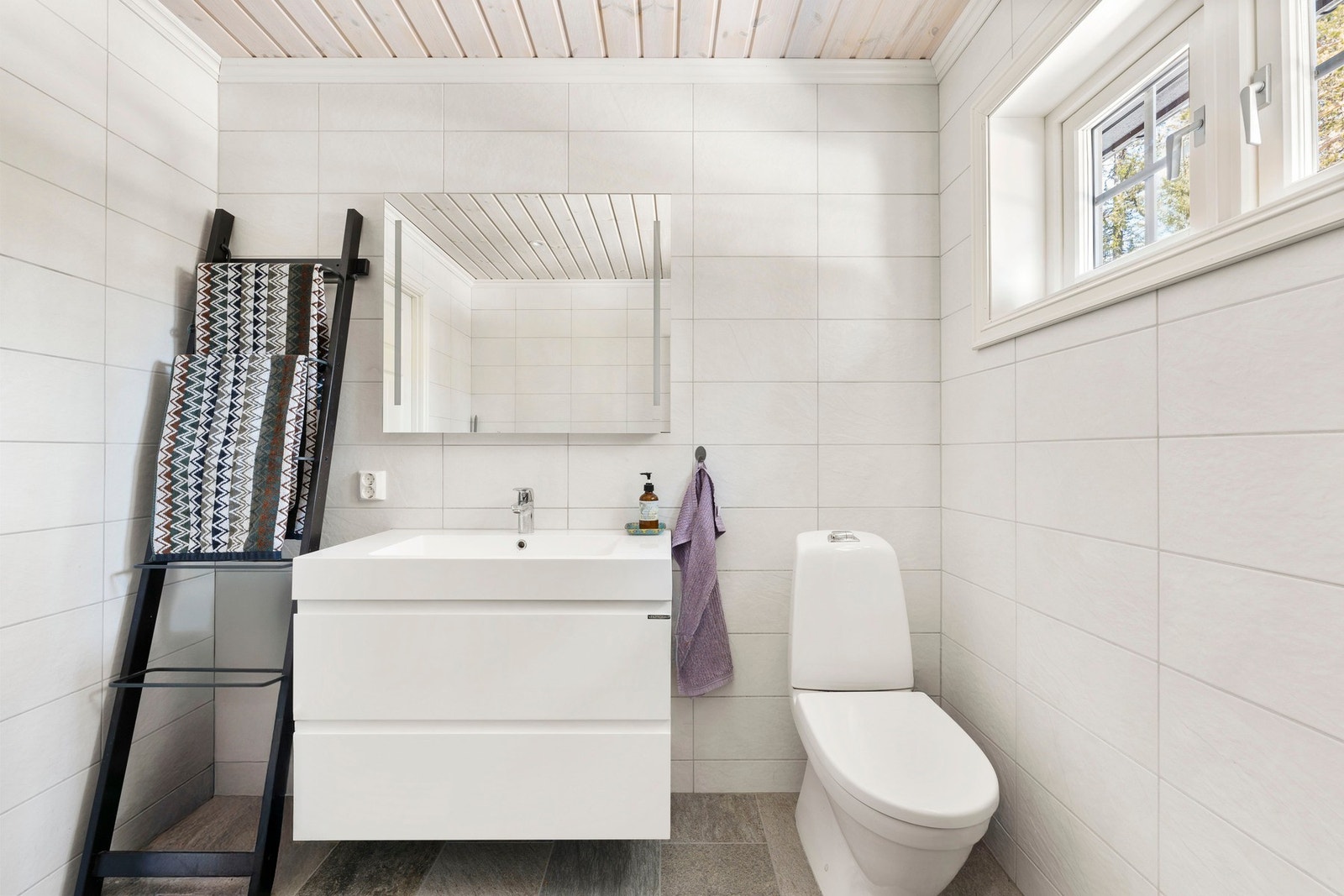 Vegghengt servantinnredning gir et stilrent uttrykk. Galleribilde