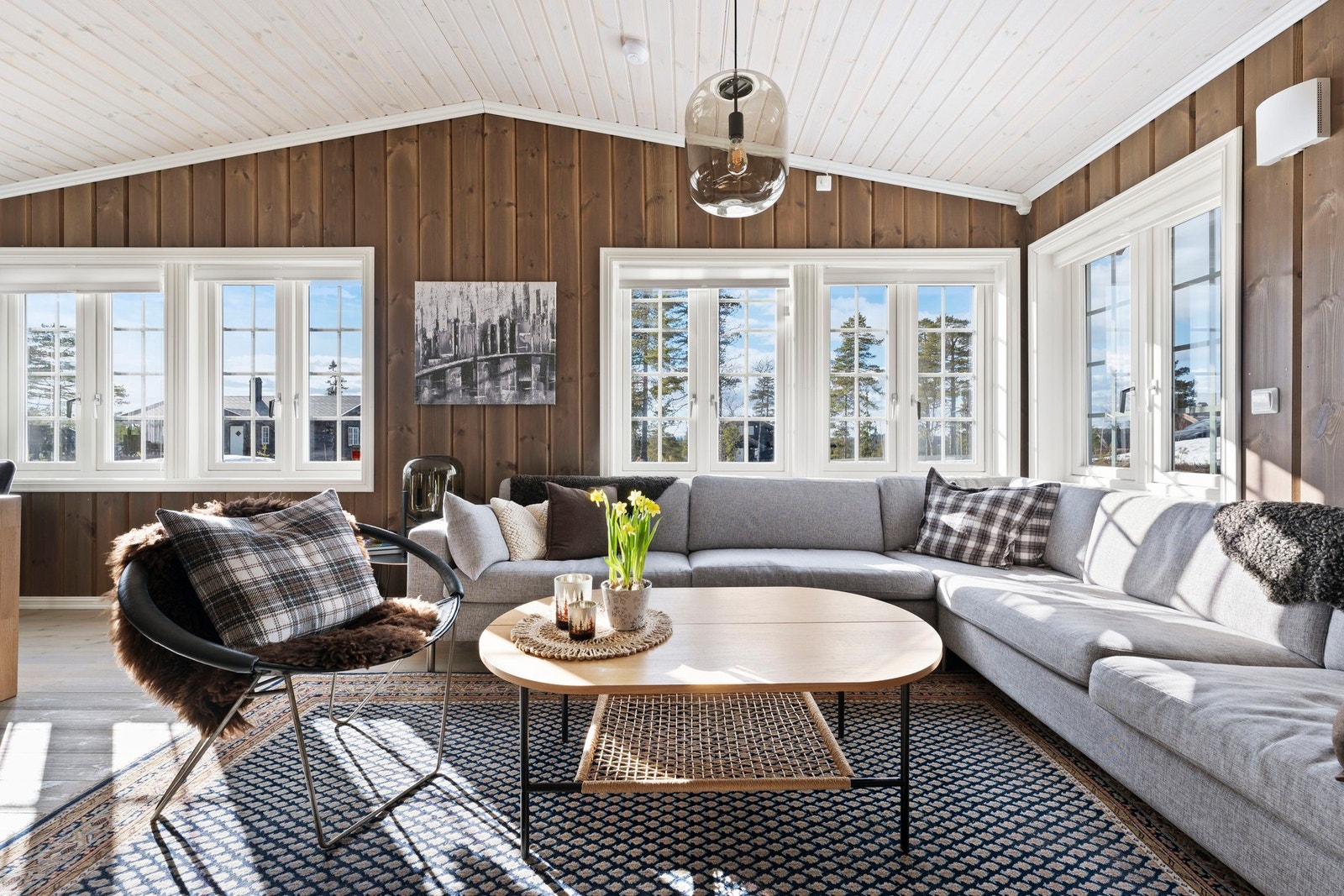 Store vinduer gir rikelig med naturlig lys og en flott utsikt. Galleribilde