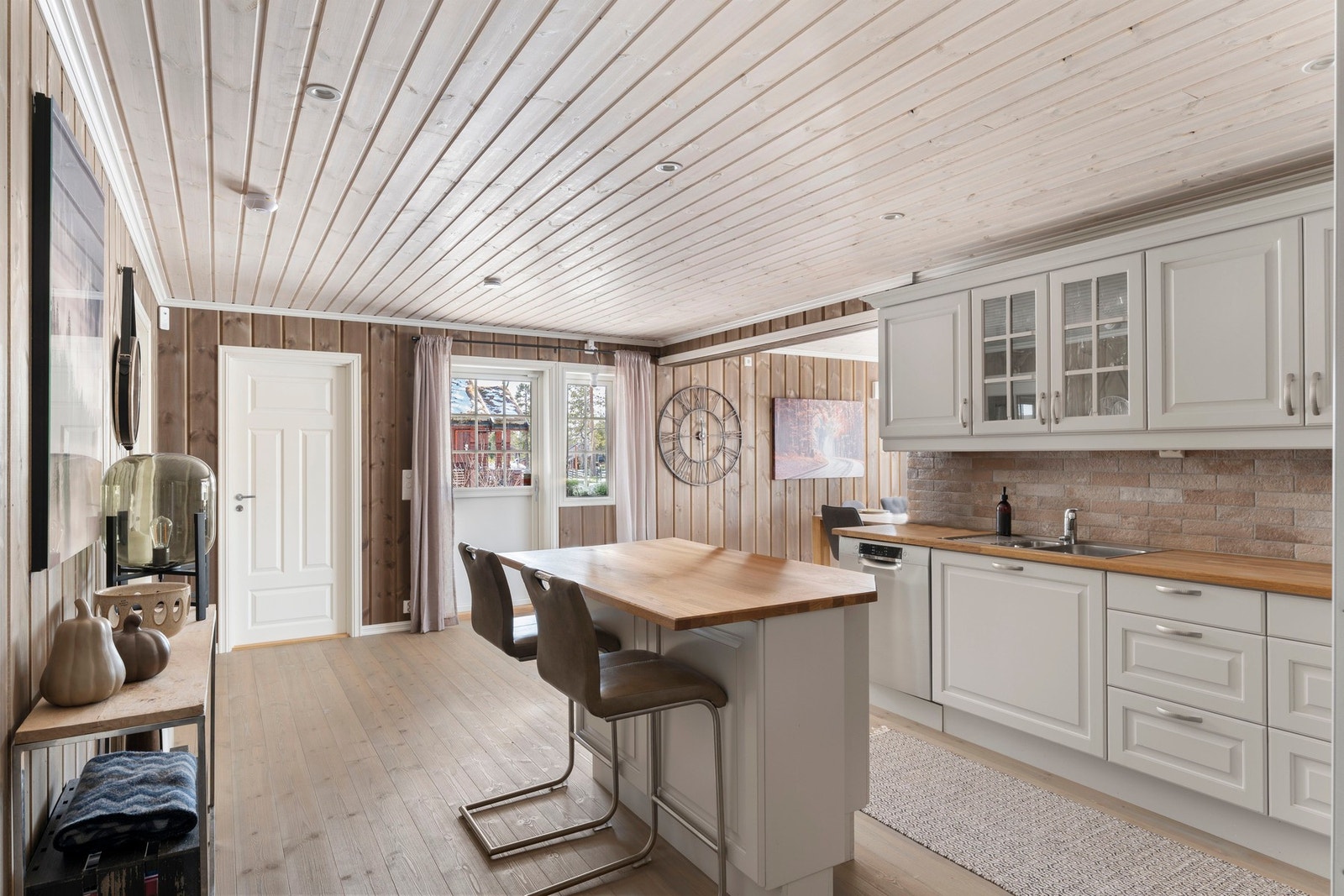 Praktiske detaljer som komfyrvakt og automatisk vannstopper gir trygghet. Galleribilde