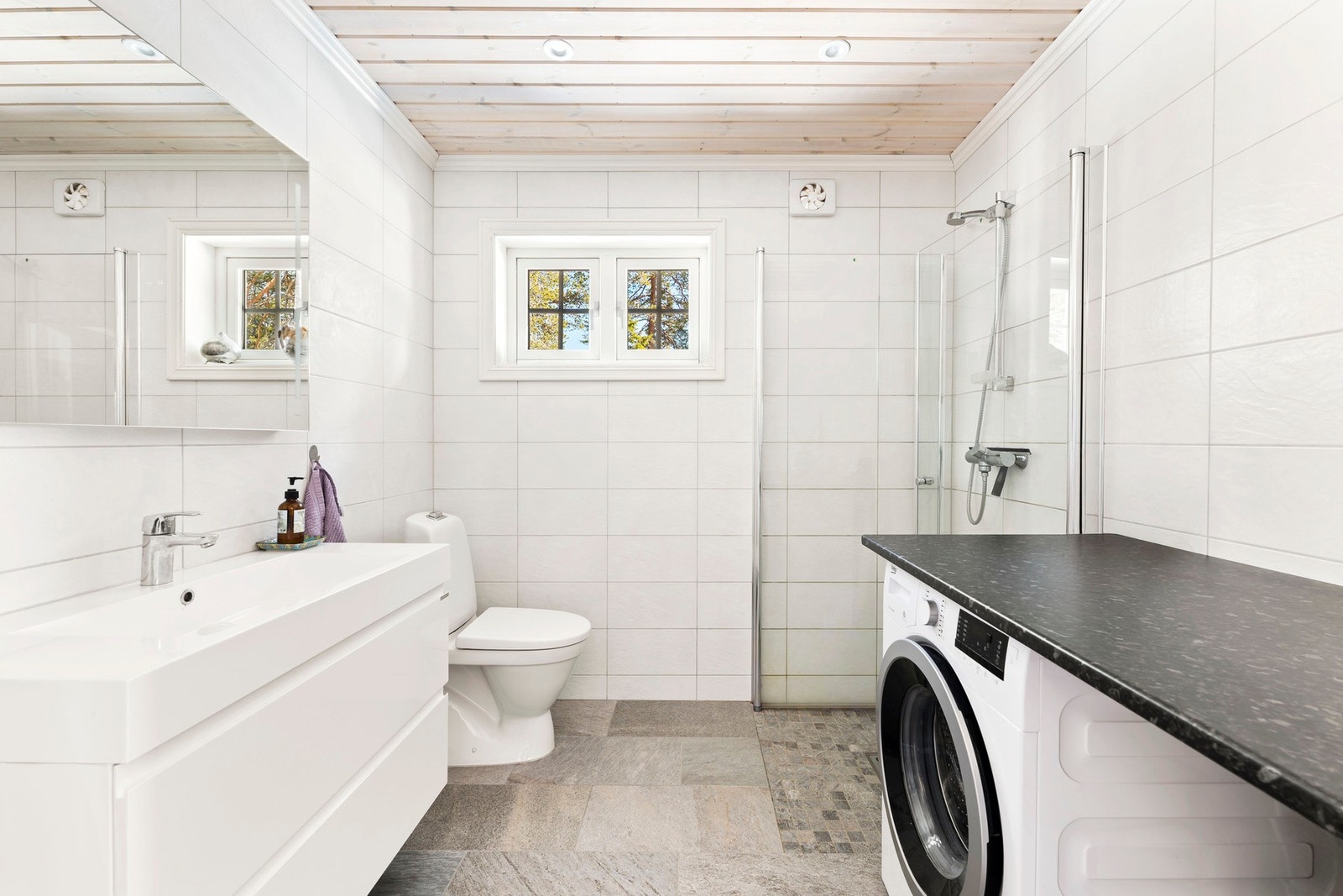 Flislagt baderom med gulvvarme for ekstra komfort. Galleribilde