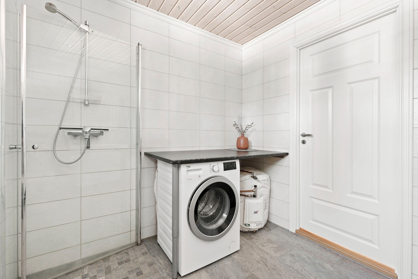 Opplegg for vaskemaskin gjør hytta enda mer praktisk. Galleribilde