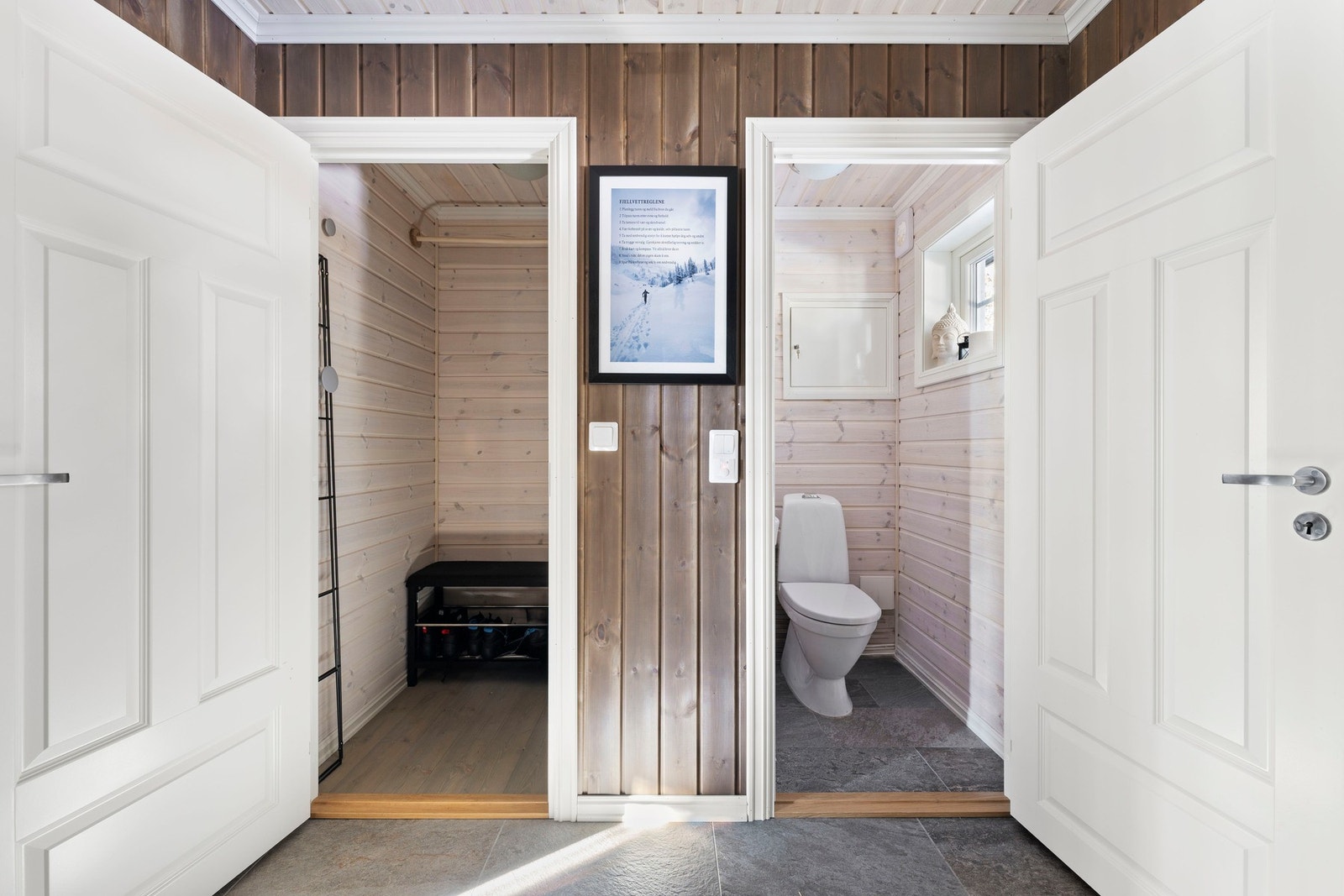 Direkte tilgang til toalettrom og innvendig bod. Galleribilde