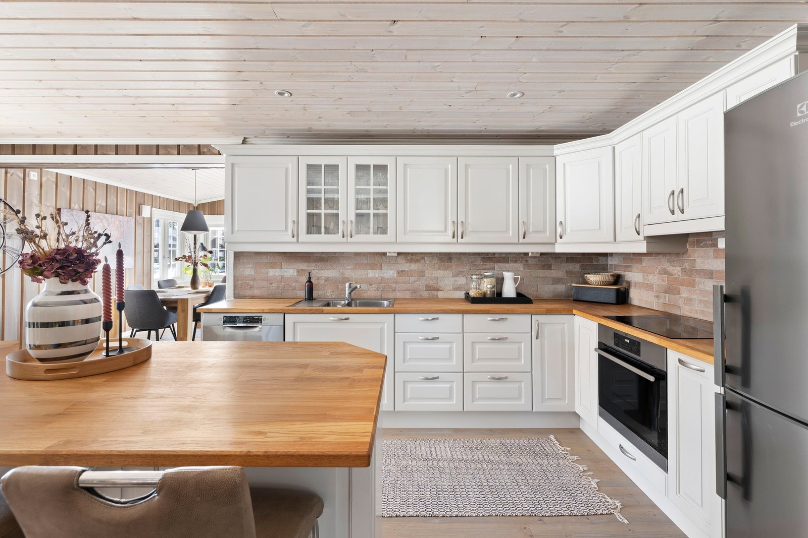 Kjøkkenøy gir ekstra arbeidsplass og et naturlig samlingspunkt. Galleribilde