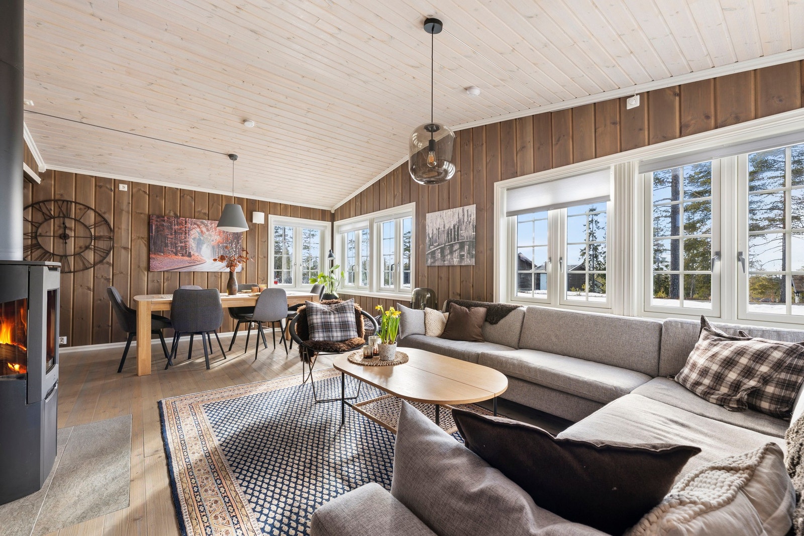 Plass til både sofakrok og spisebord - ideelt for familie og venner. Galleribilde