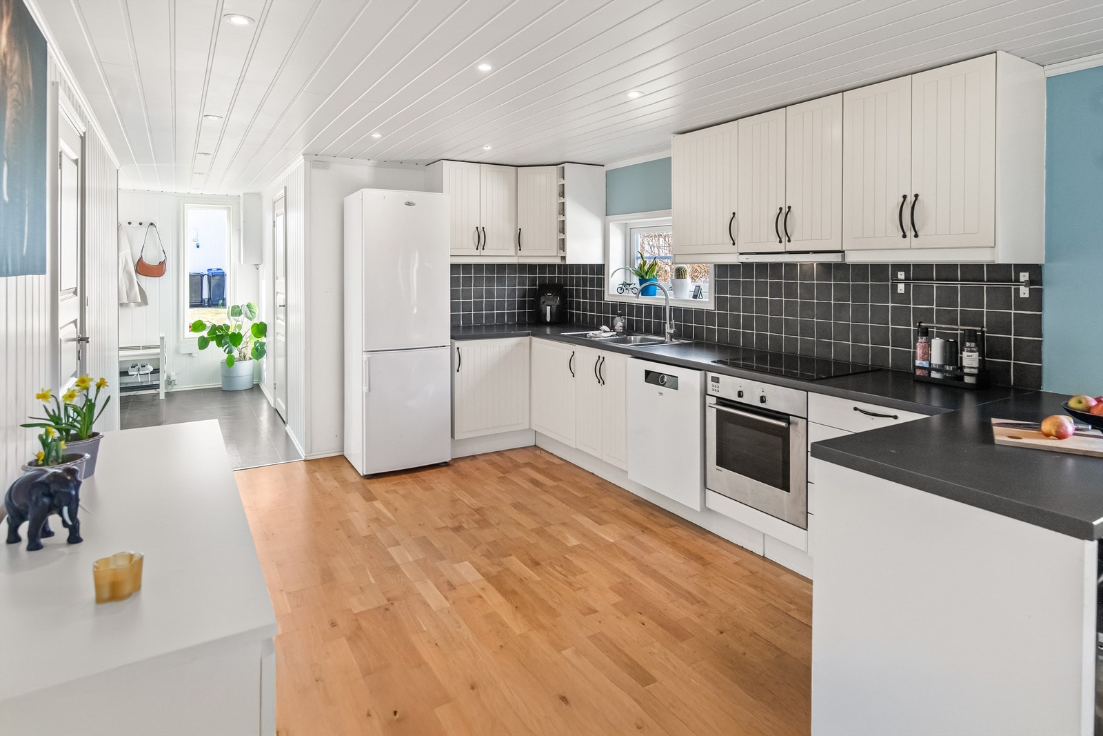 Godt utstyrt kjøkken som har godt med både skap og benkplass Galleribilde