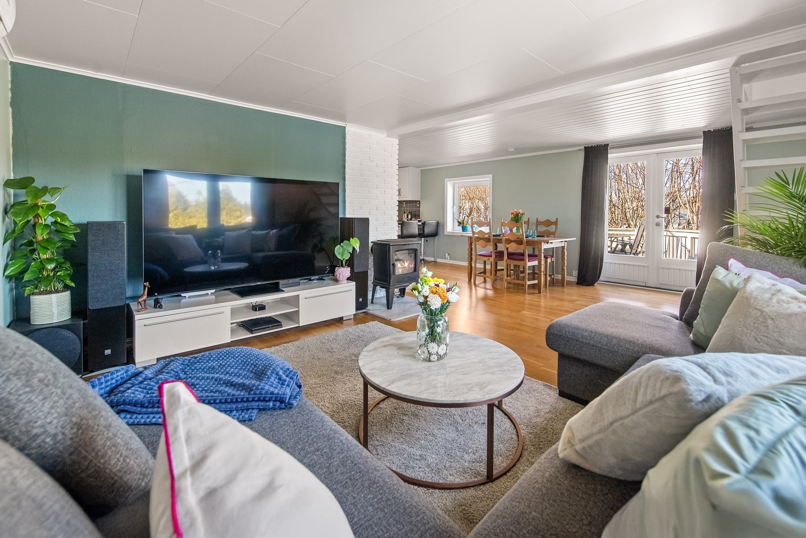 Stor og romslig stue med god plass til flere møbleringsmuligheter Galleribilde