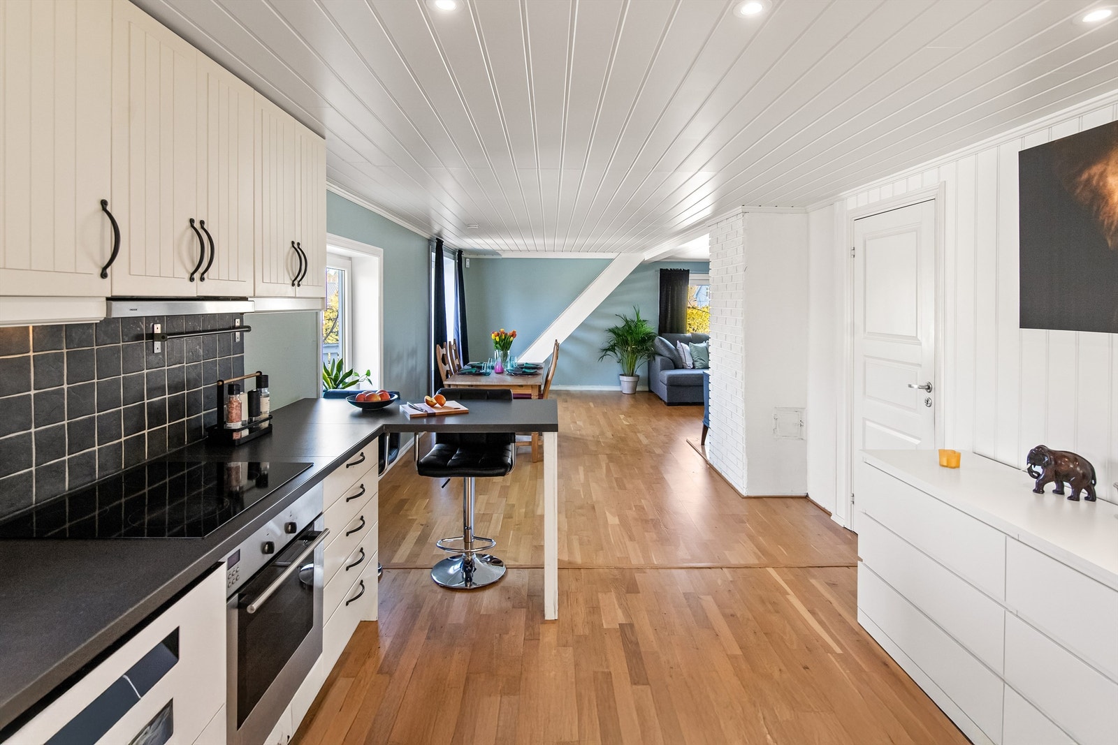 Benkeplate av laminat og og integrert komfyr med patetopp Galleribilde