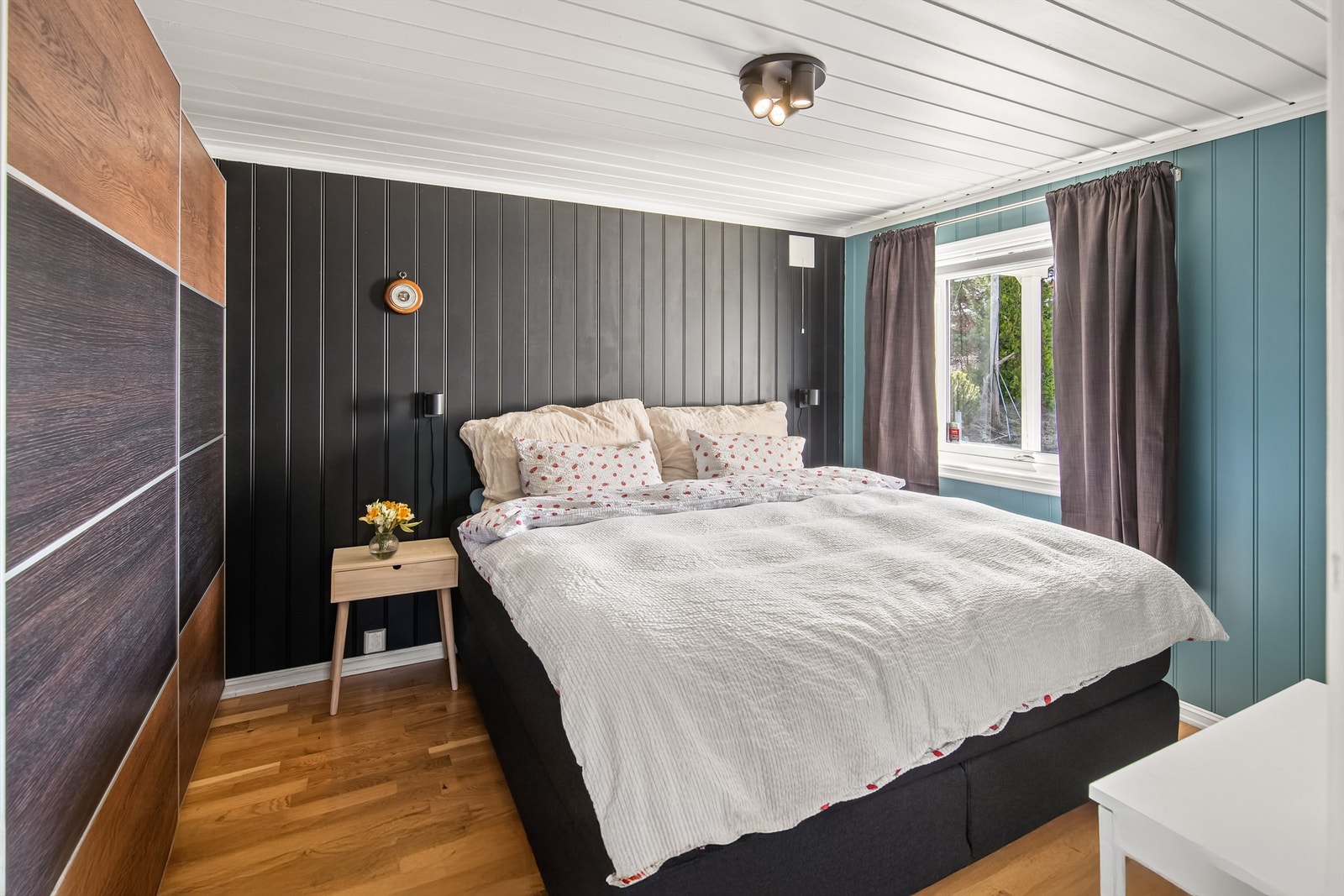 Hovedsoverommet er romslig og har en praktisk garderobeløsning Galleribilde