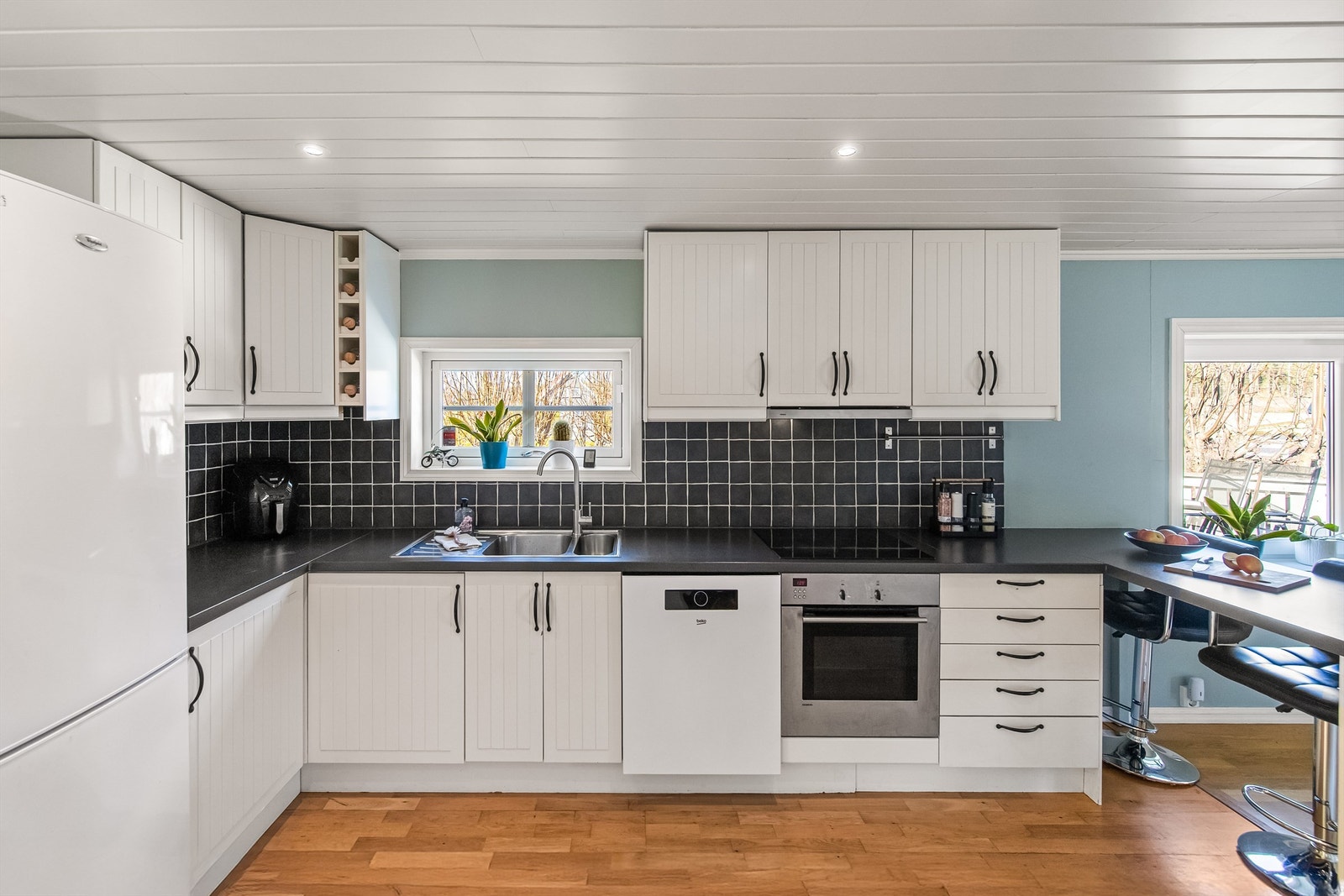 Flisplater mellom benk og skap Galleribilde