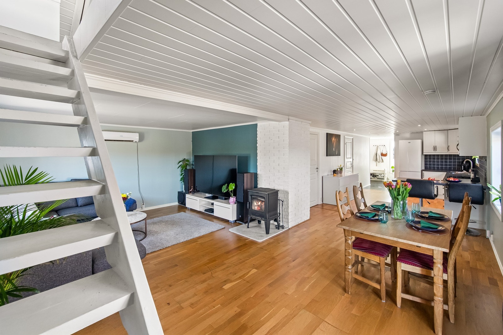 Kjøkkenet ligger i delvis åpen løsning mot stuen Galleribilde