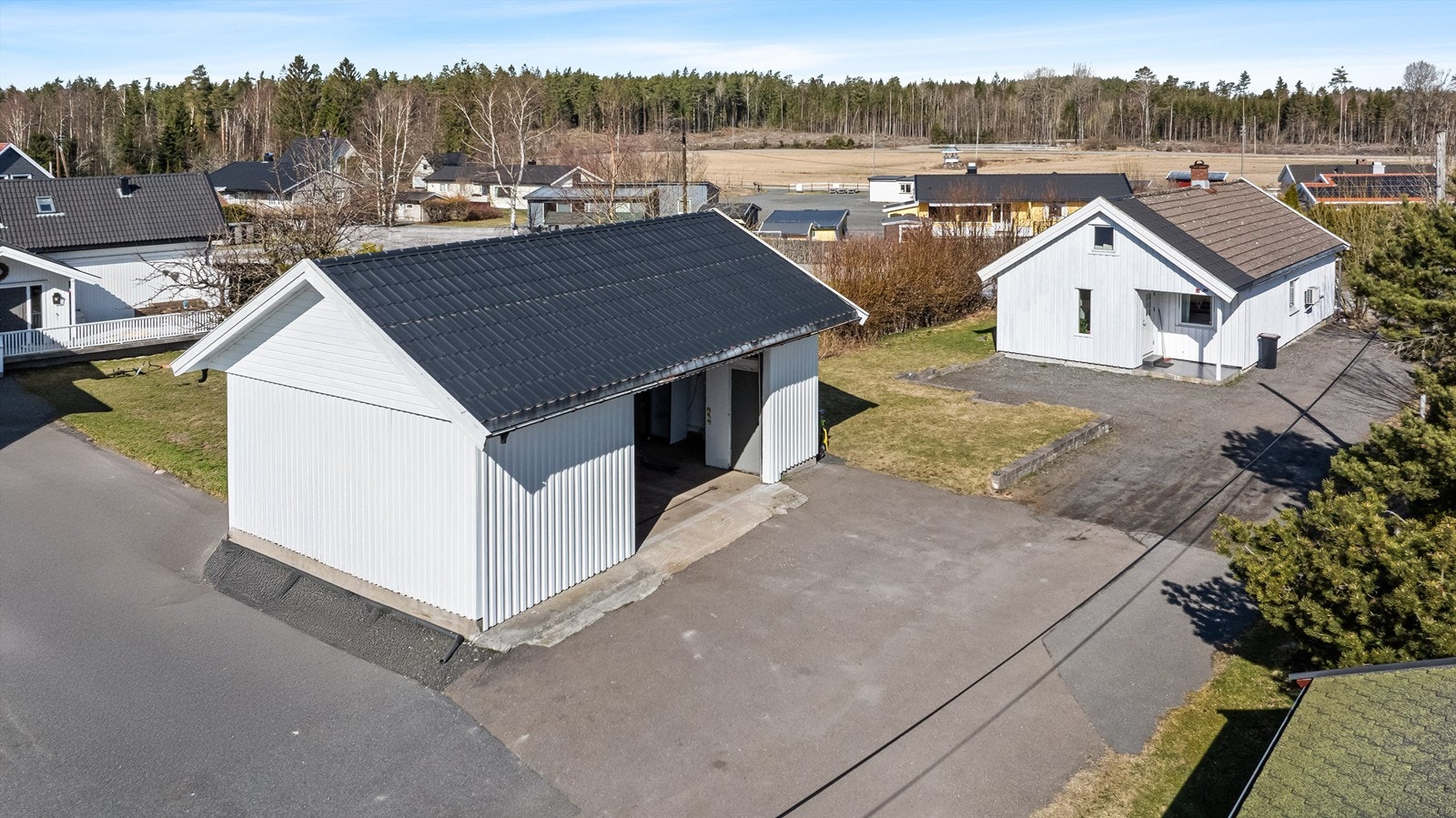 Boligen har en stor garasje som også har masse lagringsplass Galleribilde