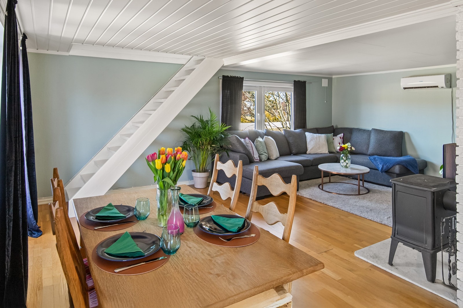 Stuen har plass til både sittegruppe og spiseområde Galleribilde