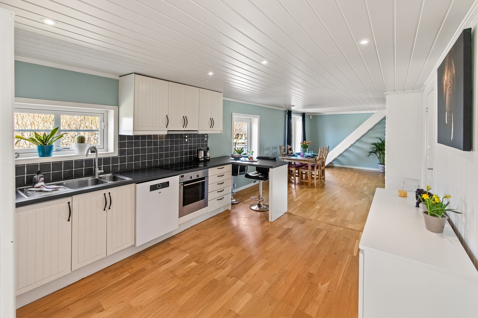 Kjøkkenet er i lys utførelse med profilerte fronter Galleribilde