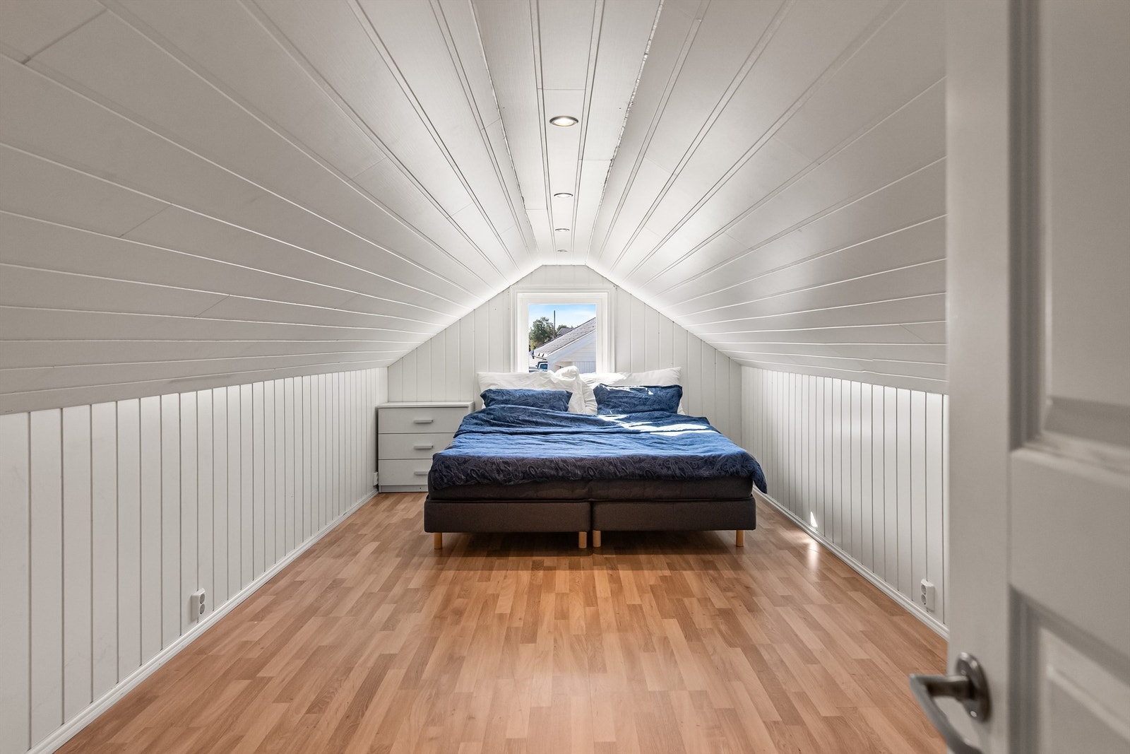 Innredet rom loft brukt som gjesterom eller loftstue. (rommet har lav takhøyde og er ikke godkjent for varig opphold) Galleribilde