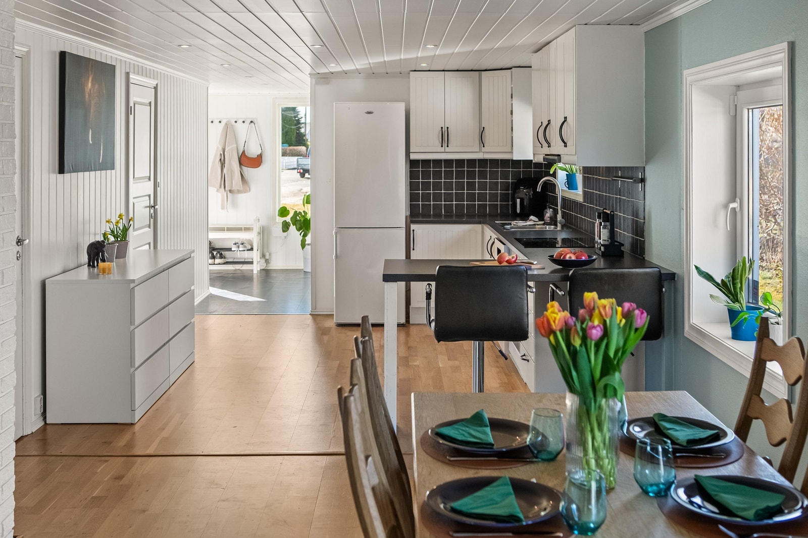 Spisestuen ligger praktisk plassert rett ved kjøkkenet Galleribilde