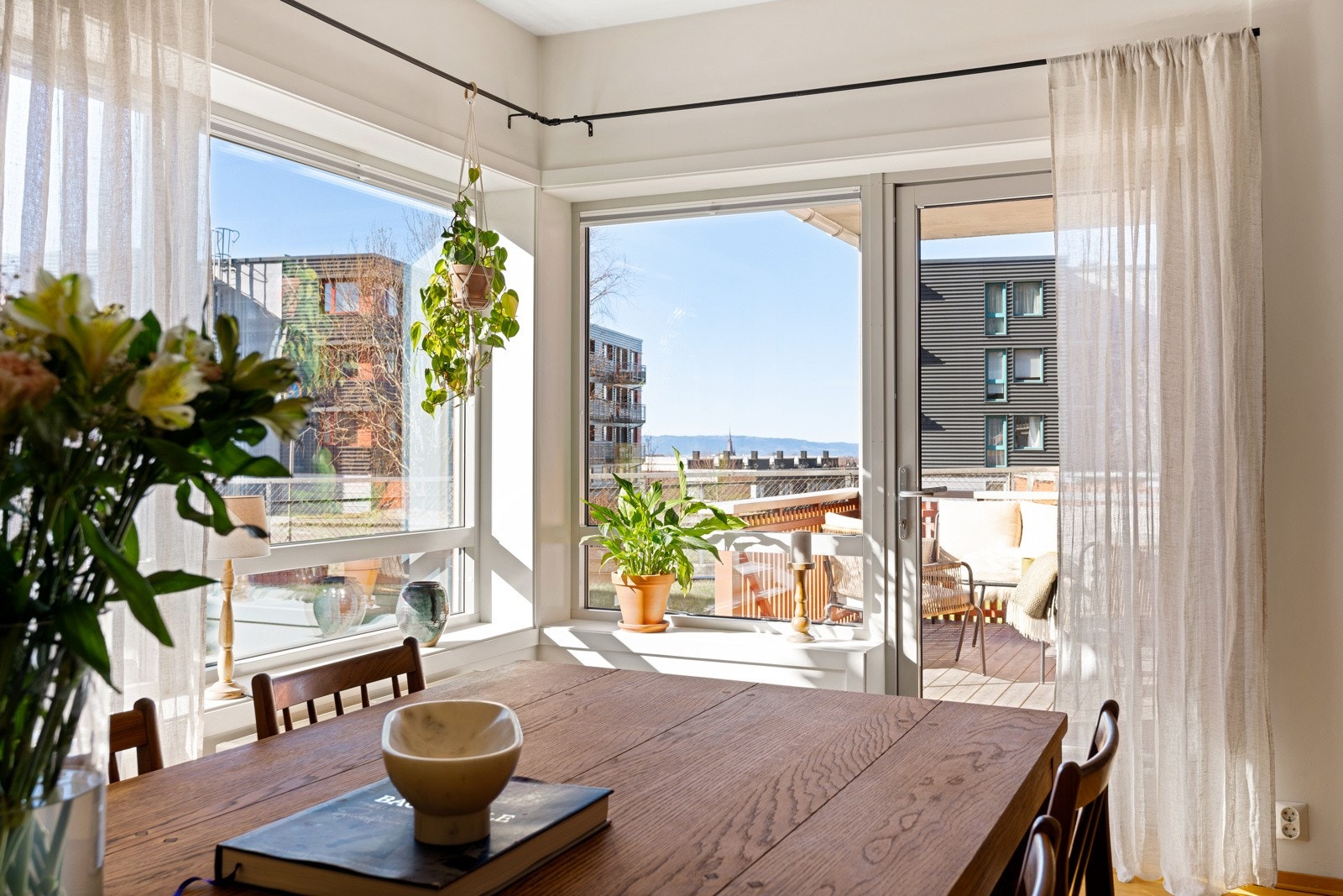 Fra stuen er det utgang til en vestvendt terrasse med gode solforhold. Galleribilde