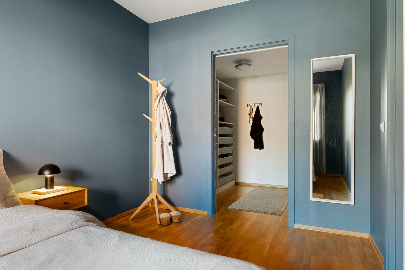 Hovedsoverommet har adkomst til bod / teknisk rom som er tatt i bruk som walk-in. Galleribilde