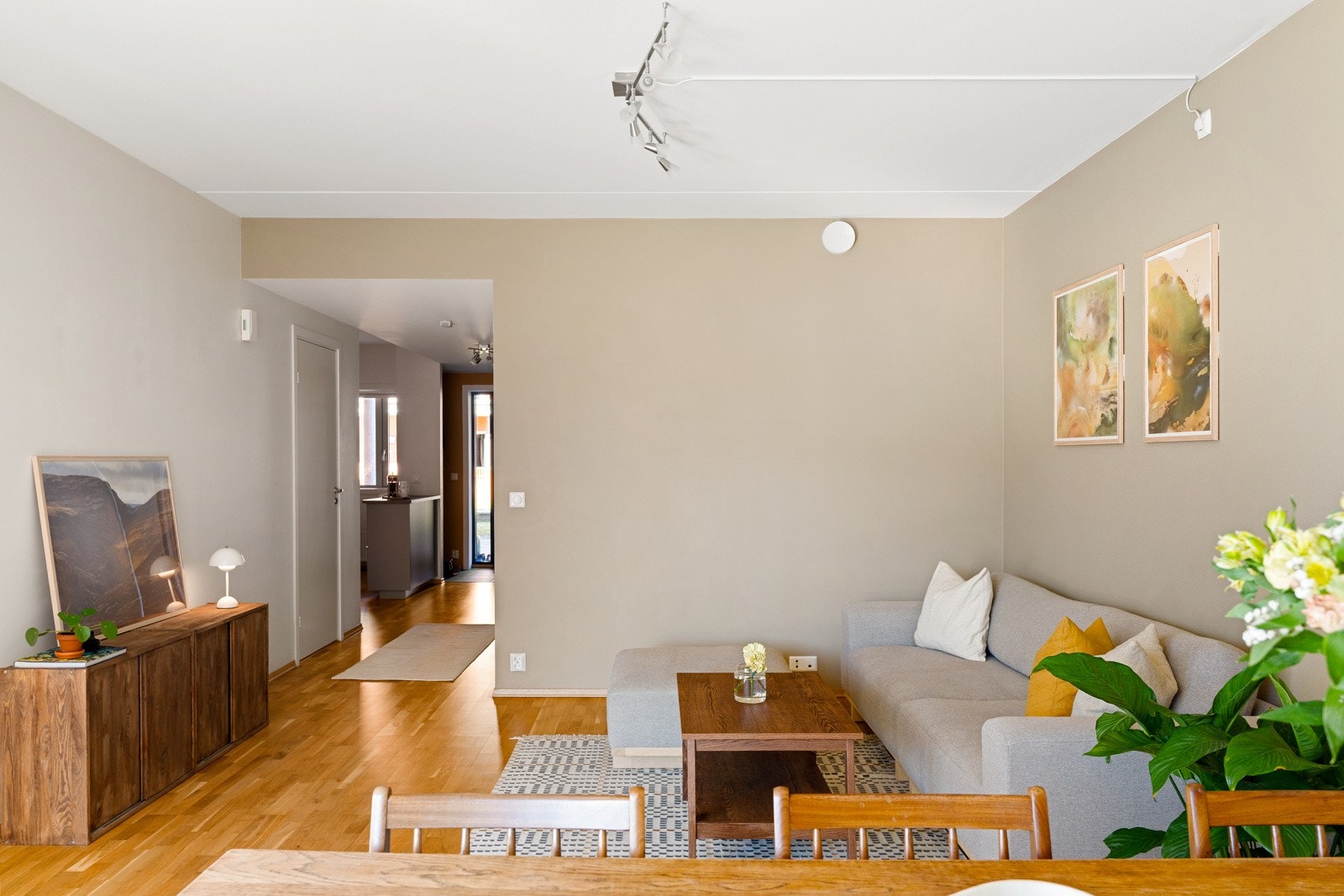 Stuen er meget romslig med god plass til sittegruppe og mediemøblement. Galleribilde