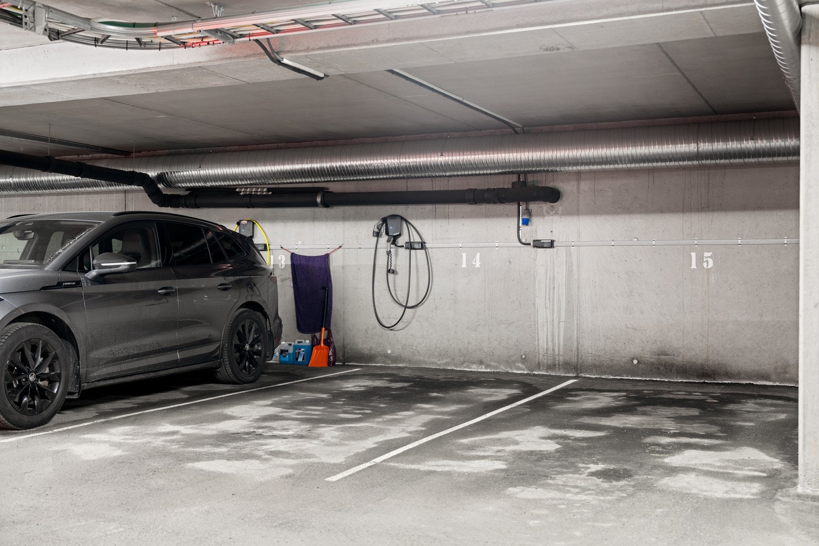 Seksjonen har bruksrett til en parkeringsplass i sameiets parkeringskjeller (nr. 14). Det er montert ladeboks for elbil. Galleribilde