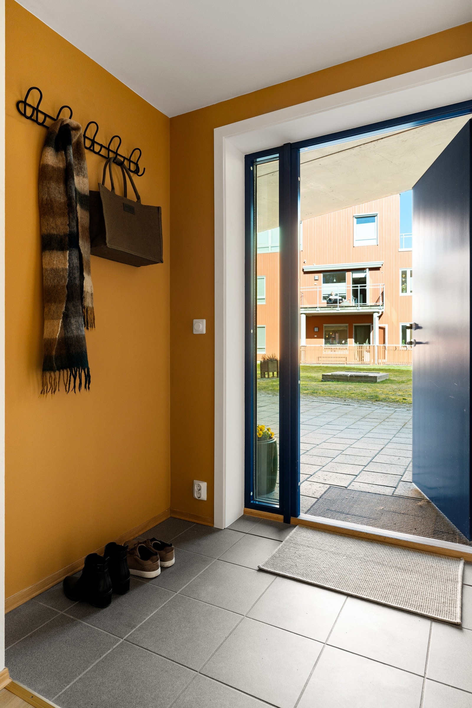 Innenfor døra blir du møtt av en flislagt entré med god plass til vegghengt klesoppbevaring og skoskap. Galleribilde