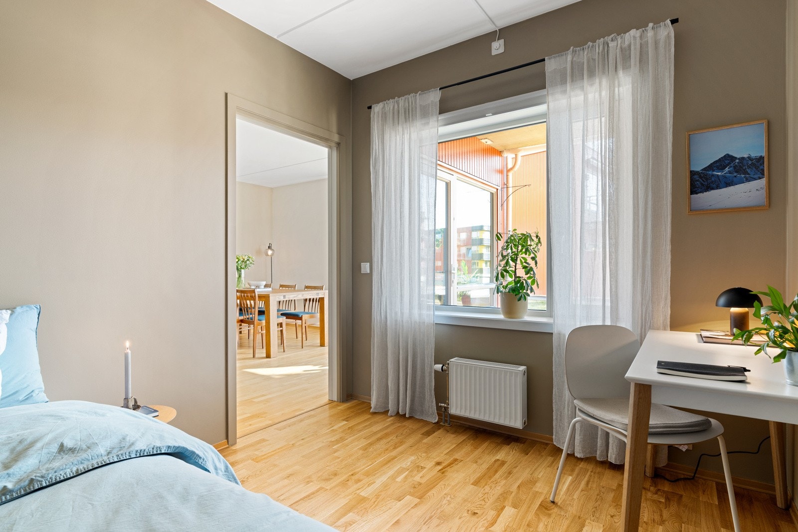 Rommene oppleves som innbydende med behagelige fargevalg på vegger og 3-stavs parkettgulv. Galleribilde