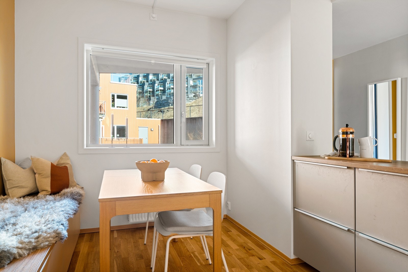 Det er god plass til en spisegruppe på kjøkkenet. Galleribilde