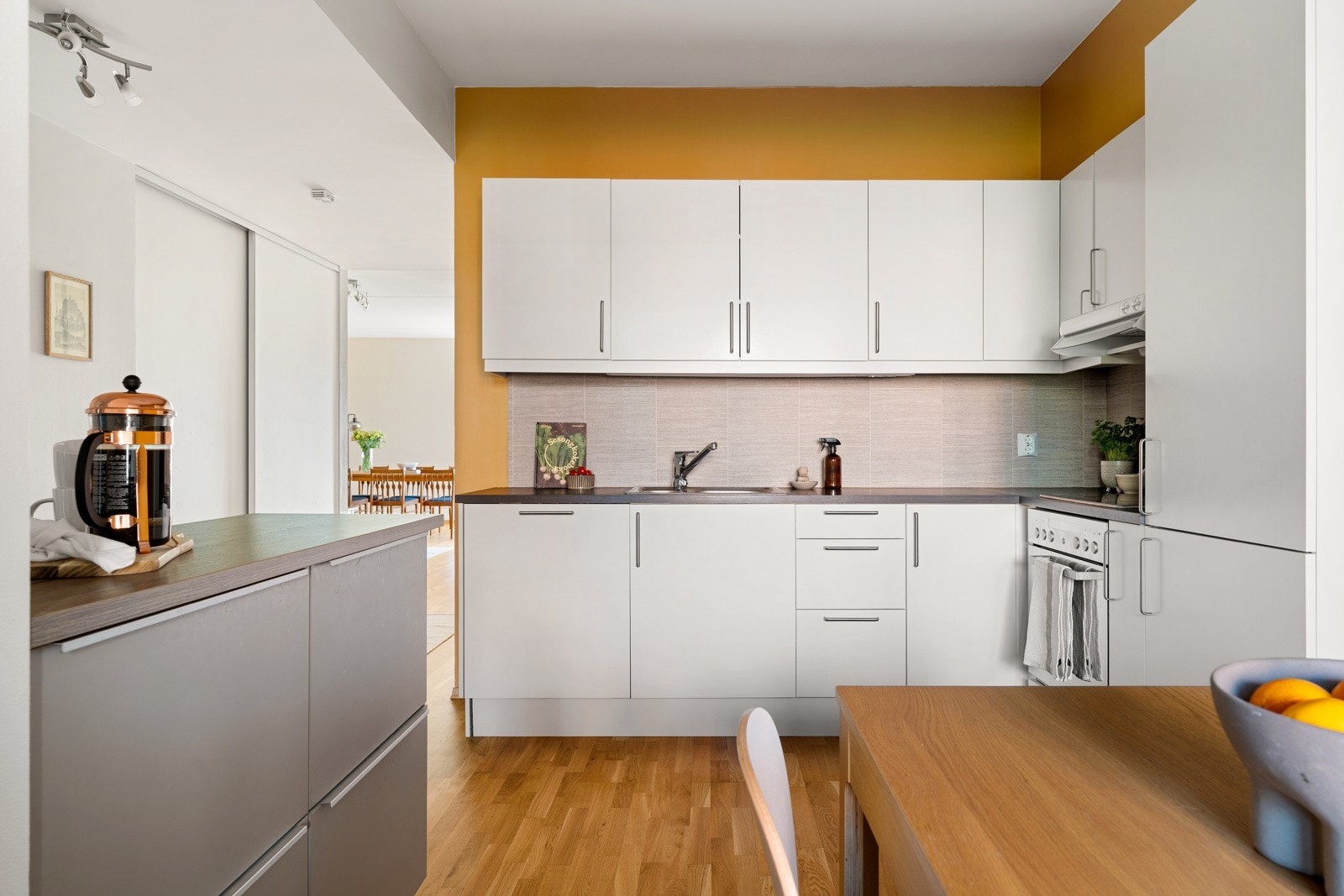 Kjøkkenet har en praktisk utforming med mye skap- og benkeplass. Innredningen har et pent og tidløst uttrykk med nøytrale fronter, laminat benkeplate og integrerte hvitevarer. Galleribilde