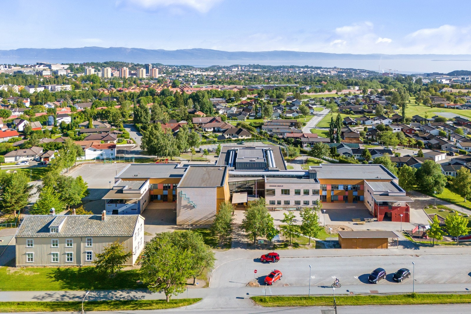 Boligen sogner til Åsvang barneskole, som ligger kun 7 minutter unna i gangavstand. Galleribilde