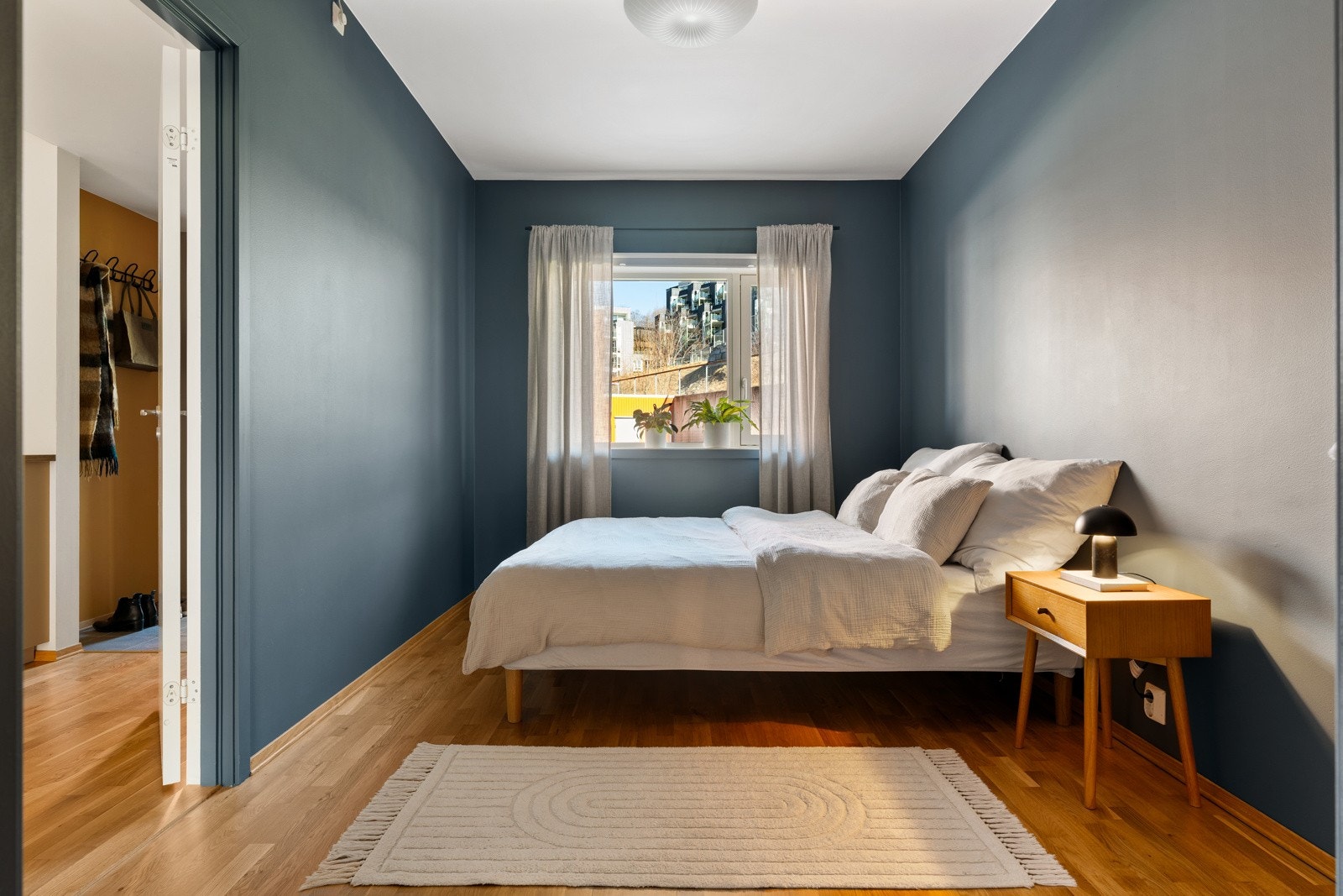 Leiligheten kan by på to romslige soverom på henholdsvis 9 kvm og 11,1 kvm. Galleribilde