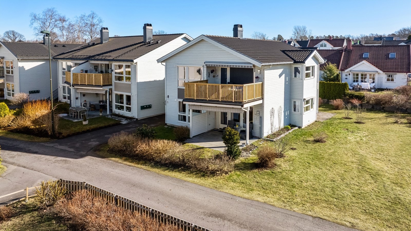 Stor 3-roms endeleilighet med skjermet hage, gode solforhold, peis, to terrasser og garasje! Galleribilde