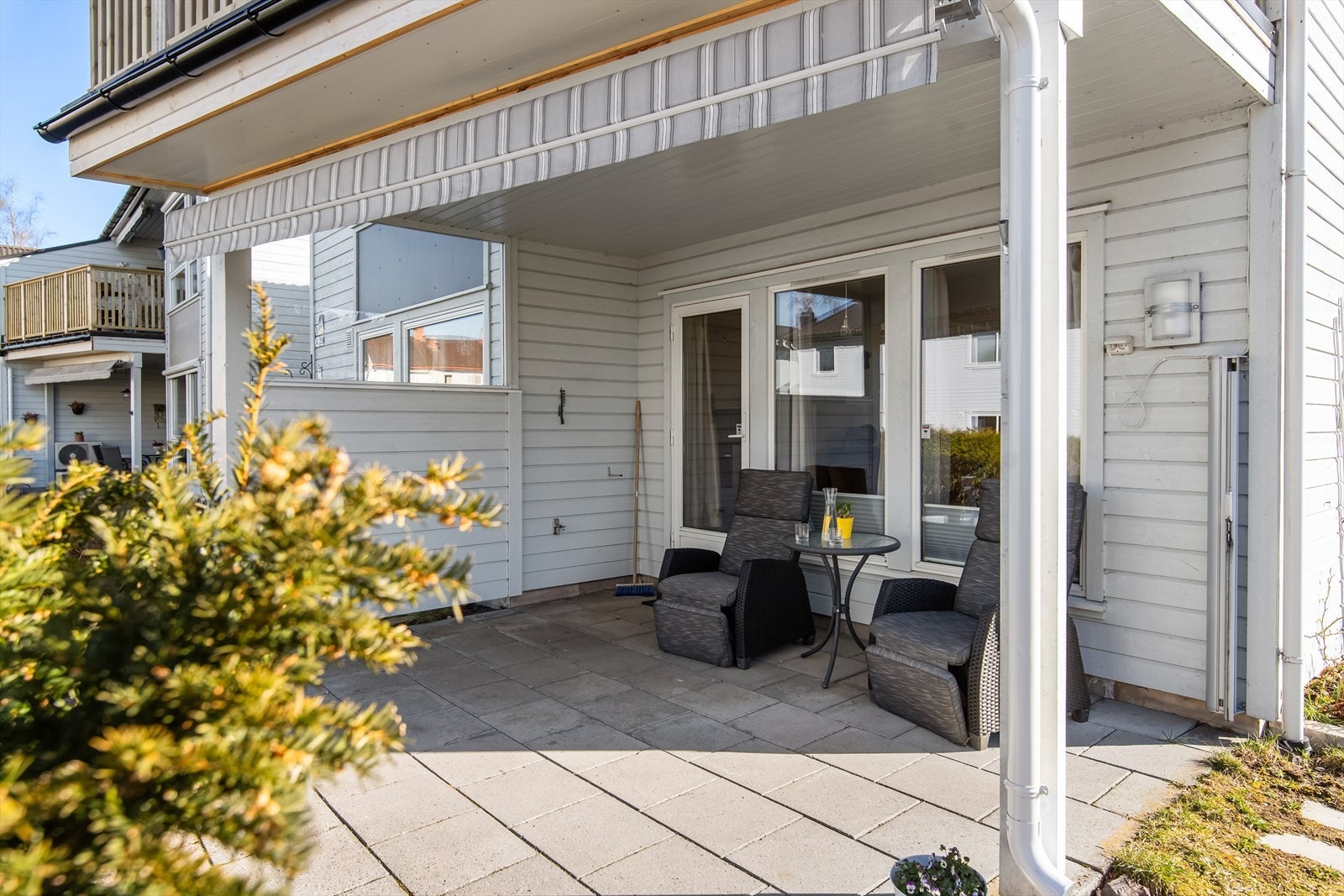 Solrik uteplass. Galleribilde