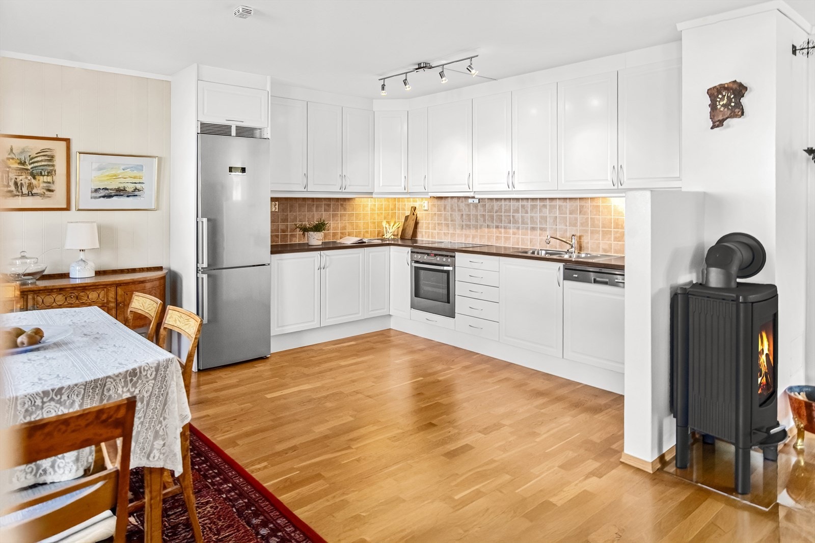 Kjøkkenet er utstyrt med integrert platetopp, stekeovn og oppvaskmaskin, samt en kombinert kjøl/frys. Galleribilde