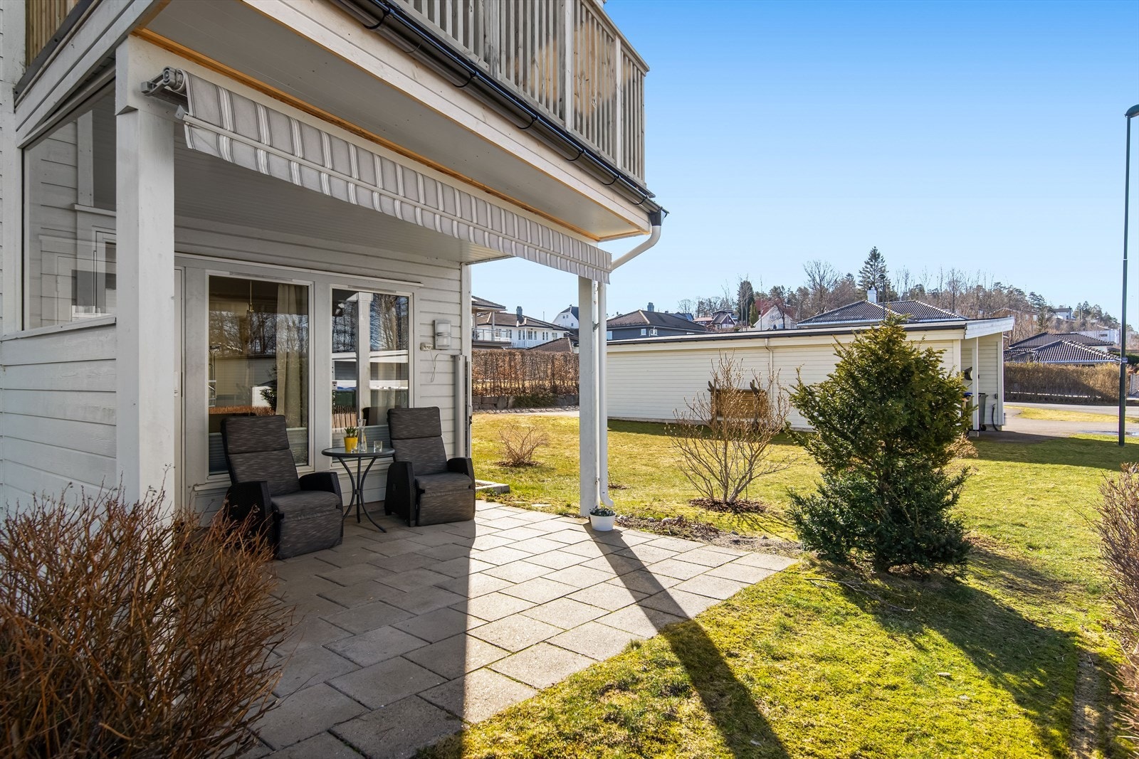 Solrik uteplass. Galleribilde