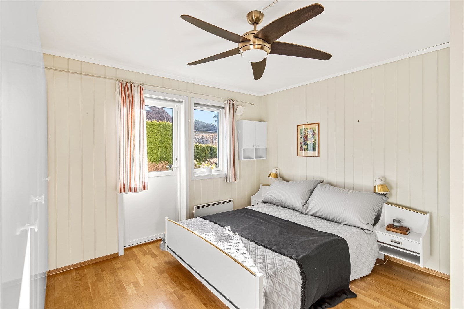 Leiligheten har to delikate soverom med parkettgulv og lys gråmalte vegger. Hovedsoverommet har utgang til balkongen og plass til dobbeltseng med nattbord. Galleribilde