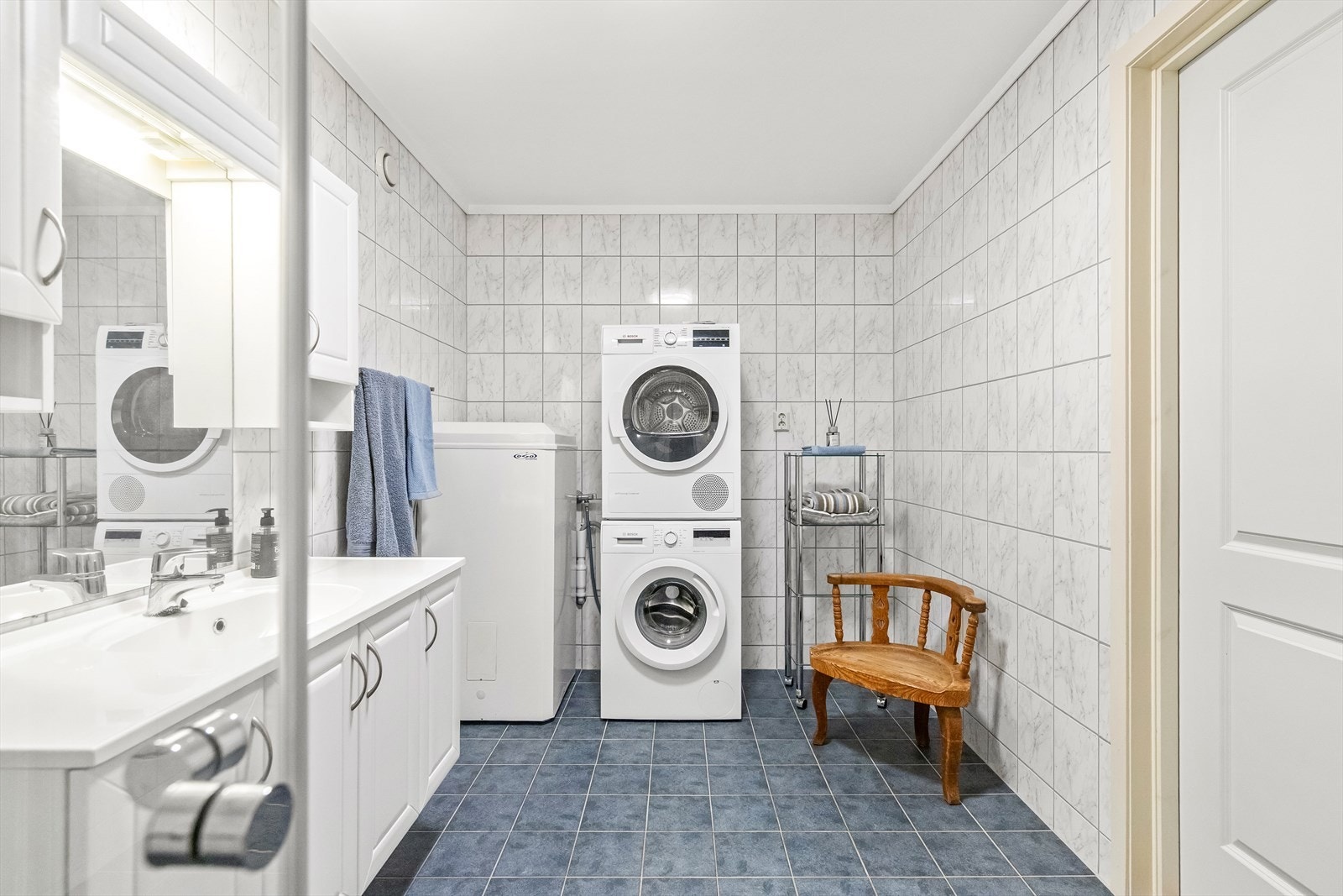 Her finner du vegghengt toalett, opplegg for vaskemaskin og et dusjhjørne med skyvedør. Galleribilde