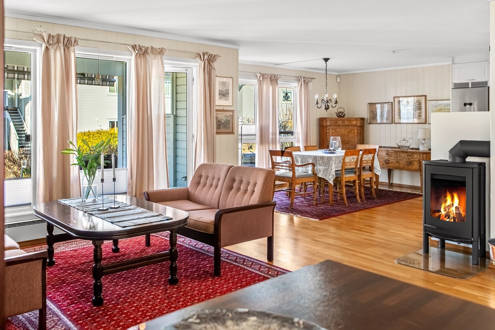 Stuen og kjøkkenet utgjør et åpent og luftig allrom med store vinduer som gir flotte lysforhold. Galleribilde