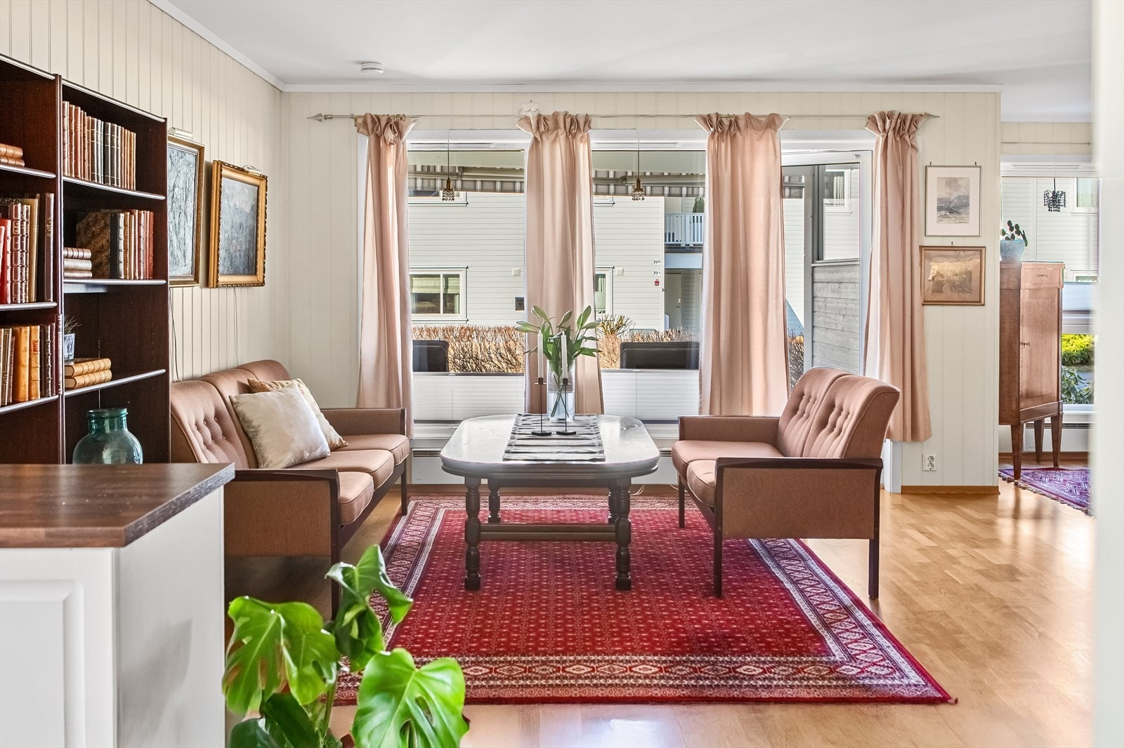 På gulvet er det parkett, og veggene er malt i en lyse toner. De nøytrale fargene gjør det enkelt å sette sitt eget preg på interiøret. Galleribilde