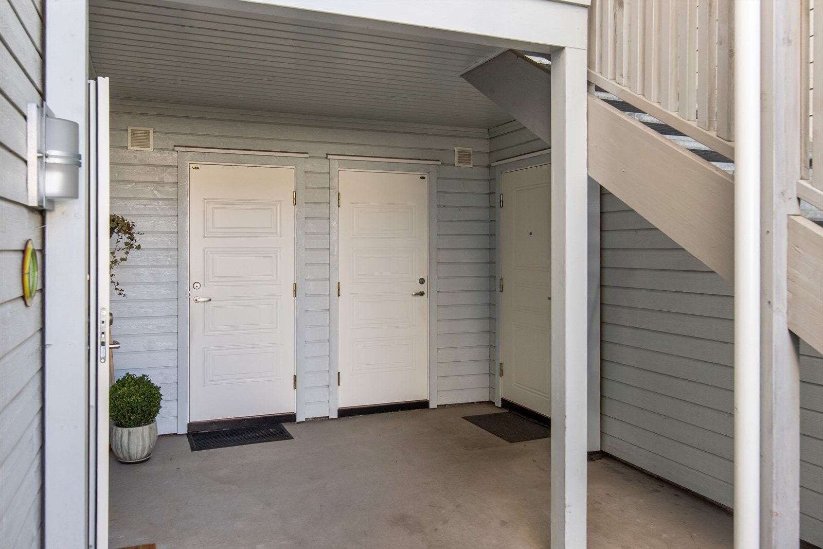 Leiligheten ligger i 1.etasje og har egen inngang via en overbygd ytterdør. Ekstra lagringsplass finnes i en utebod og en innvendig bod på til sammen ca. 5 kvm. Galleribilde