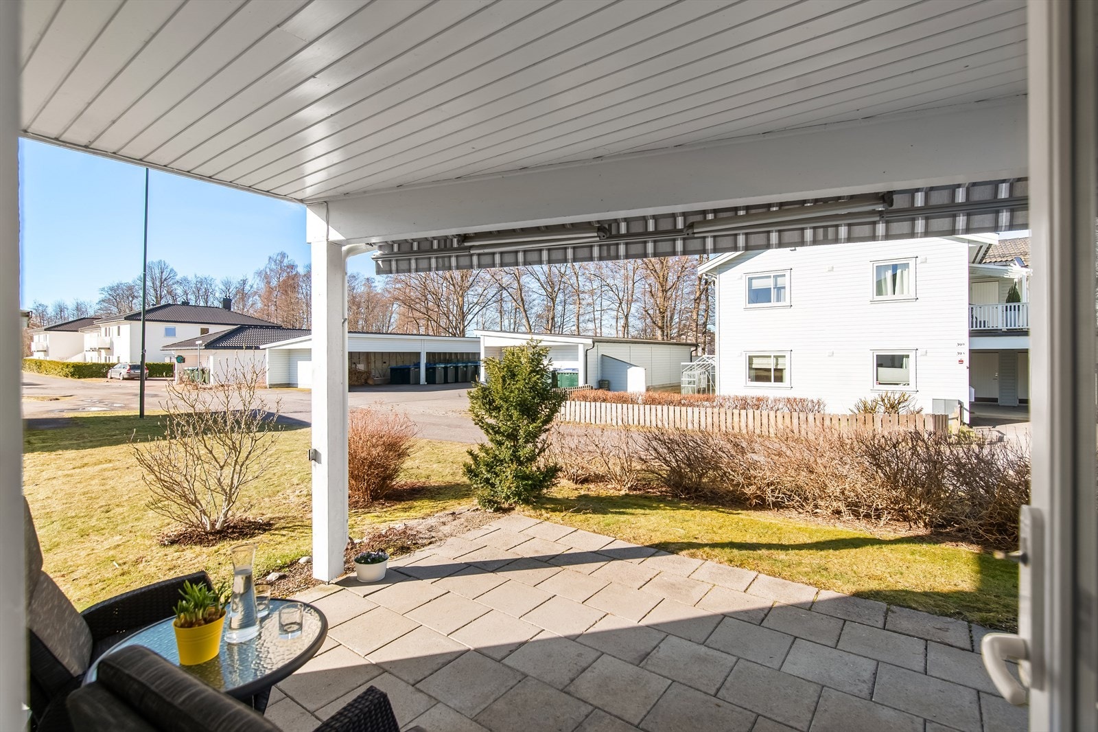 Uteplass med gode solforhold og en større, skjermet hageflekk - perfekt for avslapning og sosiale sammenkomster. Galleribilde