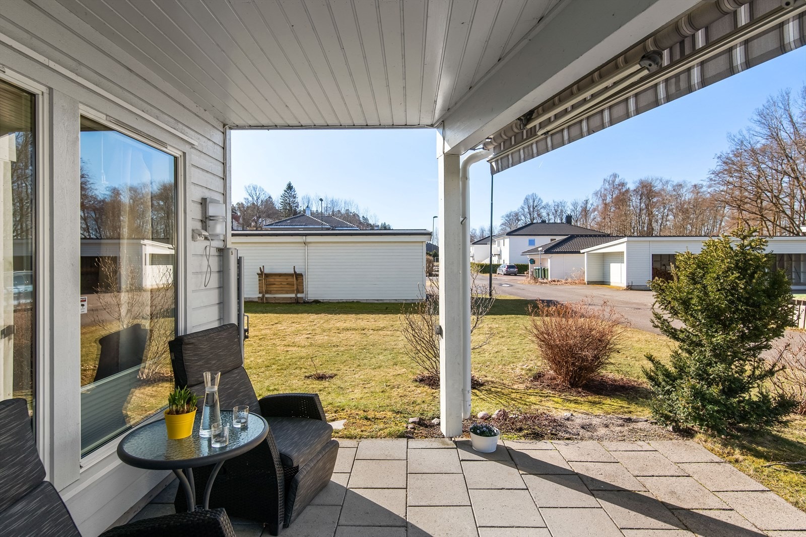 Solrik uteplass. Galleribilde